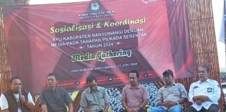 Lima Komisioner KPU Banyuwangi bersilaturahmi dengan media, Kamis (27/4/2024). (Foto/udi)
