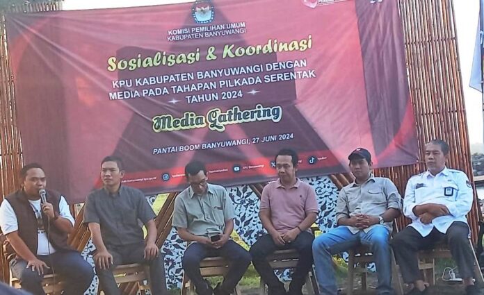Lima Komisioner KPU Banyuwangi bersilaturahmi dengan media, Kamis (27/4/2024). (Foto/udi)