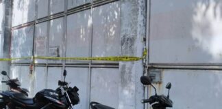 Sebuah rumah di Desa Genteng Kulon, Kecamatan Genteng, Banyuwangi dipasangi police line setelah digerebak, Rabu (26/6/2024) malam. (Foto/ist)