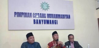Pengurus PD Muhammadiyah Banyuwangi memberikan keterangan kepada wartawan usai bersilaturahmi dengan warga Pakel, Rabu (26/6/2024).