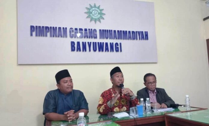 muhamadiyah Pengurus PD Muhammadiyah Banyuwangi memberikan keterangan kepada wartawan usai bersilaturahmi dengan warga Pakel, Rabu (26/6/2024).