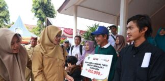 Bupati Banyuwangi Ipuk Fiestiandani menyerahkan simbolis BLT cukai tembakau. (Foto/Humas Pemkab Banyuwangi)