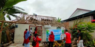 Tenaga P3K di Banyuwangi menggelar baksos bedah rumah. (Foto/Humas Pemkab Banyuwangi)