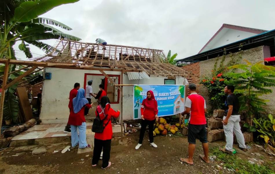IMG-20240710-WA0064 Tenaga P3K di Banyuwangi menggelar baksos bedah rumah. (Foto/Humas Pemkab Banyuwangi)