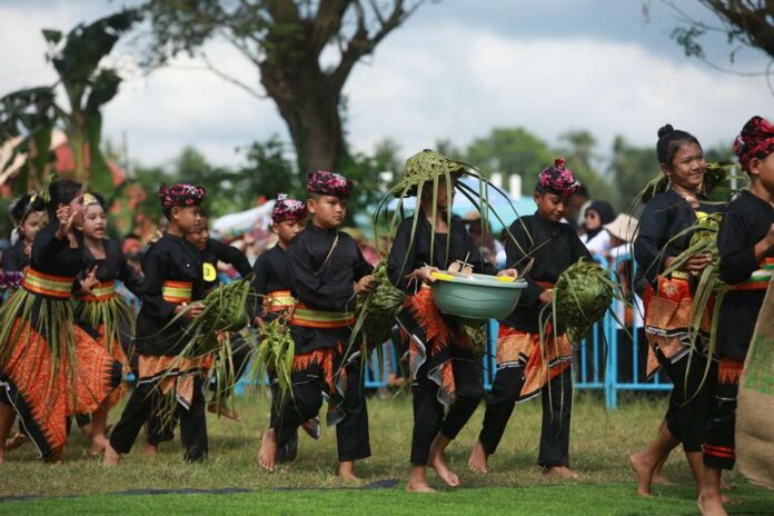 IMG-20240727-WA0083 Anak-anak di Banyuwangi dikenalkan berbagai permainan tradisional untuk mengurangi ketergantungan gadget. (Foto/Humas Pemkab Banyuwangi)