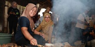 Proses pengasapan ikan pari di Desa Sumberberas, Kecamatan Muncar, Banyuwangi yang bertahan dengan cara tradisional. (Foto/Humas Pemkab Banyuwangi)