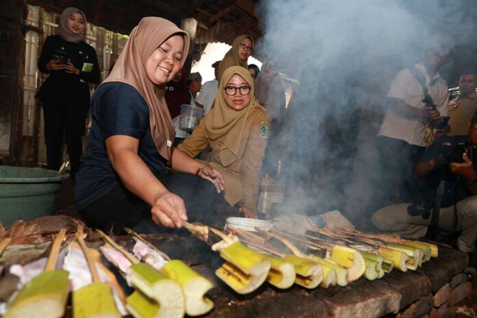 IMG-20240729-WA0094 Proses pengasapan ikan pari di Desa Sumberberas, Kecamatan Muncar, Banyuwangi yang bertahan dengan cara tradisional. (Foto/Humas Pemkab Banyuwangi)