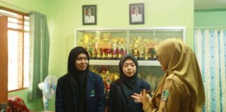 Mahasiswa penerima program beasiswa Banyuwangi Cerdas berbincang dengan Bupati Ipuk Fiestiandani. (Foto/Humas Pemkab Banyuwangi)
