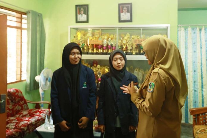 IMG-20240731-WA0062 Mahasiswa penerima program beasiswa Banyuwangi Cerdas berbincang dengan Bupati Ipuk Fiestiandani. (Foto/Humas Pemkab Banyuwangi)