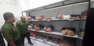 Dekan FIKKIA Banyuwangi Unair, Prof. Dr. Soetojo, dr. Sp.U (K) bersama Wakil Dekan menunjukkan salah satu lab Prodi Kedokteran, Kamis (11/7/2024). (Foto/udi)