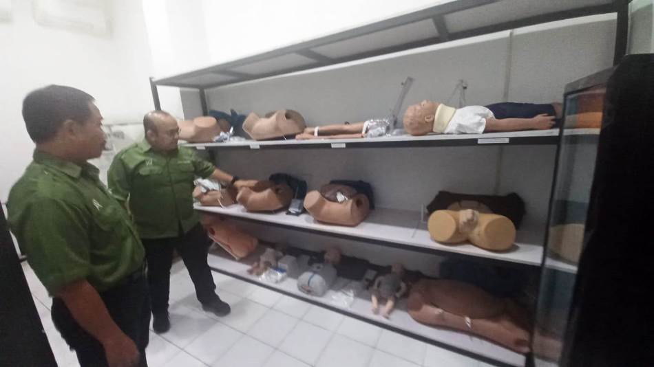 UNAIR Dekan FIKKIA Banyuwangi Unair, Prof. Dr. Soetojo, dr. Sp.U (K) bersama Wakil Dekan menunjukkan salah satu lab Prodi Kedokteran, Kamis (11/7/2024). (Foto/udi)