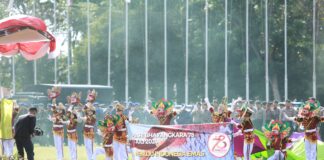 Sendra tari Gandrung dan polisi cilik meriahkan upacara Hari Bhayangkara di Polresta Banyuwangi, Senin (1/7/2024). (Foto/udi)