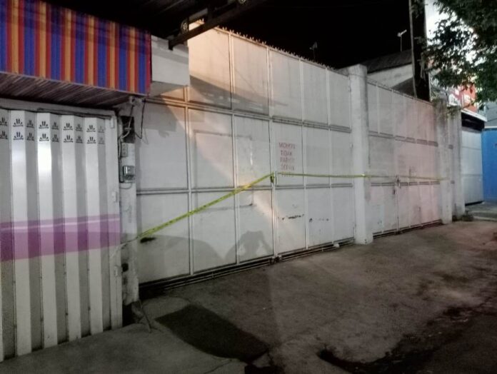 Garis polisi terpasang di gerbang sebuah rumah di Desa Genteng Kulon yang digerebek Mabes Polri. (Foto/ist)