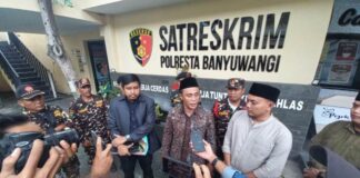 Pengurus PCNU Banyuwangi melaporkan akun yang diduga melakukan pencemaran nama baik di medsos ke Polresta Banyuwangi, Kamis (4/7/2024). (Foto/udi)