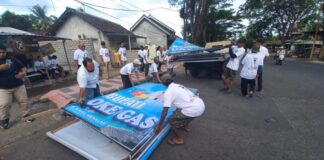 Relawan Sumail Center Banyuwangi menurunkan baliho cabup akibat surat tugas Gerindra tak jatuh ke bacabup Sumail. (Foto/udi)