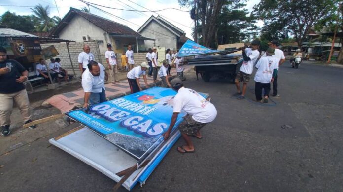 WhatsApp Image 2024-07-10 at 11.23.29 Relawan Sumail Center Banyuwangi menurunkan baliho cabup akibat surat tugas Gerindra tak jatuh ke bacabup Sumail. (Foto/udi)
