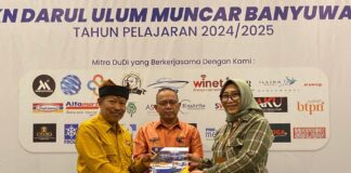 Penyerahan kurikulum berbasis dunia usaha dan dunia industri di SMKN Darul Ulum, Muncar, Banyuwangi. (Foto/ist)