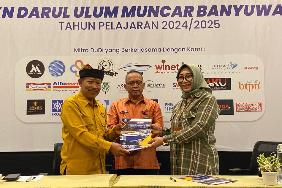 WhatsApp Image 2024-07-11 at 02.46.51 Penyerahan kurikulum berbasis dunia usaha dan dunia industri di SMKN Darul Ulum, Muncar, Banyuwangi. (Foto/ist)