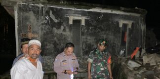 Warga mengevakuasi warga yang tewas tertimbun rumah roboh di Desa Kluncing, Kecamatan Licin, Banyuwangi, Kamis (11/7/2024). (Foto/ist)