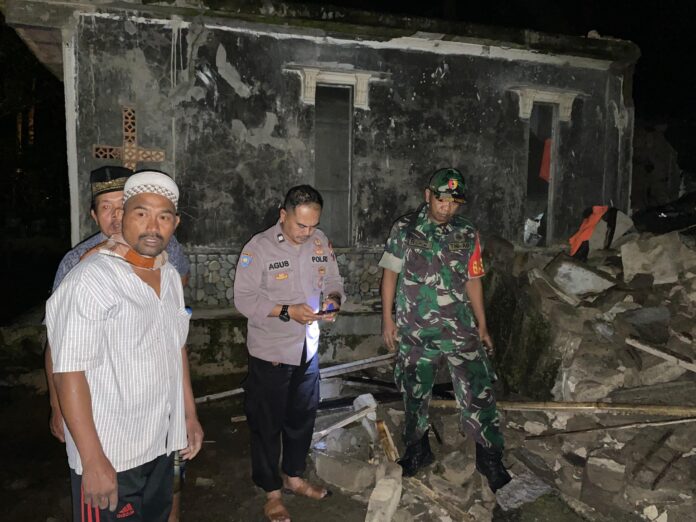 WhatsApp Image 2024-07-11 at 13.14.16 Warga mengevakuasi warga yang tewas tertimbun rumah roboh di Desa Kluncing, Kecamatan Licin, Banyuwangi, Kamis (11/7/2024). (Foto/ist)