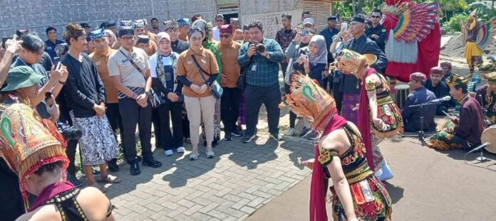 WhatsApp Image 2024-07-13 at 06.15.39 Menparekraf Sandiaga Uno mengunjungi Desa Wisata Adat Osing Kemiren, Banyuwangi, Sabtu (13/7/2024). (Foto/udi)