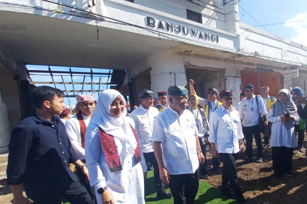 WhatsApp Image 2024-07-13 at 11.27.48 Menteri PUPR Basuki Hadimuljono meninjau proyek revitalisasi Pasar Banyuwangi, Sabtu (13/7/2024). (Foto/udi)