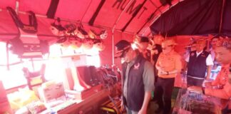 Kepala BNPB Letjen TNI Suharyanto mengecek peralatan BPDB Banyuwangi dalam apel gelar peralatan di Pantai Boom, Banyuwangi, Minggu (13/7/2024). (Foto/udi)