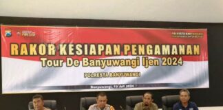 Wakapolresta Banyuwangi AKBP Dewa Putu Eka Darmawan bersama PJU Polresta menggelar rakor pengamanan Tour de Banyuwangi Ijen, Jumat (19/7/2024). (Foto/Humas Polresta Banyuwangi)