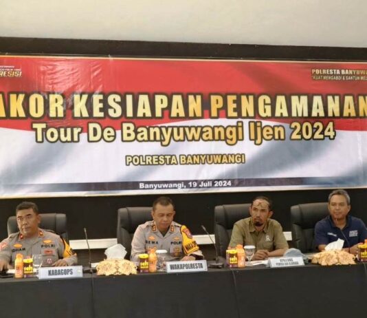 Wakapolresta Banyuwangi AKBP Dewa Putu Eka Darmawan bersama PJU Polresta menggelar rakor pengamanan Tour de Banyuwangi Ijen, Jumat (19/7/2024). (Foto/Humas Polresta Banyuwangi)