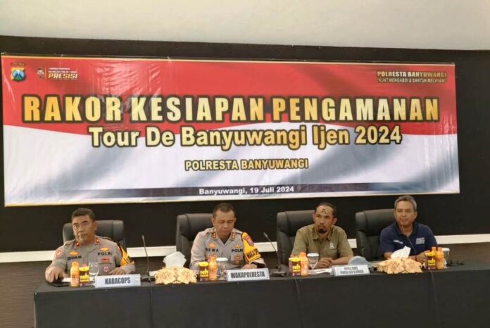 WhatsApp Image 2024-07-19 at 12.45.33 Wakapolresta Banyuwangi AKBP Dewa Putu Eka Darmawan bersama PJU Polresta menggelar rakor pengamanan Tour de Banyuwangi Ijen, Jumat (19/7/2024). (Foto/Humas Polresta Banyuwangi)