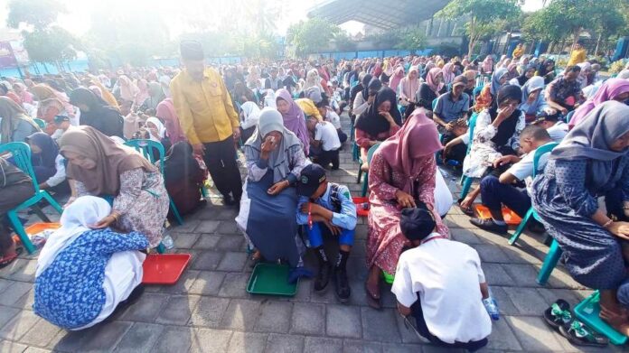 SMKN Darul Ulum Muncar Banyuwangi, Dr. Umar Said menyemangati wali murid dalam prosesi basuh kaki, Sabtu (20/7/2024). (Foto/udi)