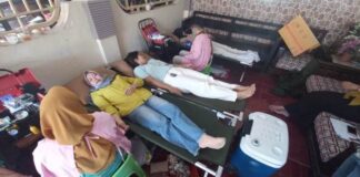 Pasangan ibu dan anak di Desa Rejoagung, Kecamatan Srono, Banyuwangi ikut aksi donor darah, Sabtu (20/7/2024). (Foto/udi)
