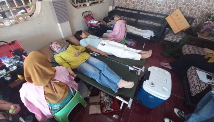Pasangan ibu dan anak di Desa Rejoagung, Kecamatan Srono, Banyuwangi ikut aksi donor darah, Sabtu (20/7/2024). (Foto/udi)