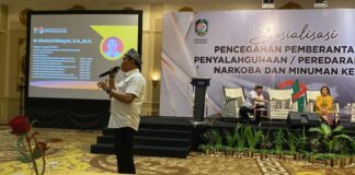 Kasat Narkoba Polresta Banyuwangi, Kompol M. Khoirul Hidayat memberikan sosialisasi pencegahan dan pemberantasan narkotika dan miras di kalangan pelajar, Selasa (23/7/2024). (Foto/Humas Polresta Banyuwangi)
