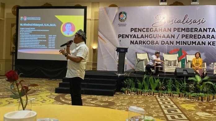 WhatsApp Image 2024-07-23 at 09.43.24 Kasat Narkoba Polresta Banyuwangi, Kompol M. Khoirul Hidayat memberikan sosialisasi pencegahan dan pemberantasan narkotika dan miras di kalangan pelajar, Selasa (23/7/2024). (Foto/Humas Polresta Banyuwangi)