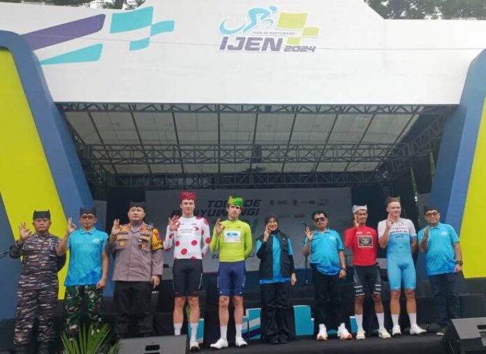 WhatsApp Image 2024-07-23 at 11.14.11 Kapolresta Banyuwangi Kombes Pol. Nanang Haryono bersama Forkopimda dan para pembalap TdBI 2024 usai etape 2, Selasa (23/7/2024). (Foto/udi)