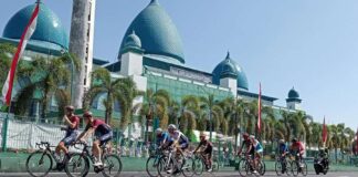 Pembalap Tour de Banyuwangi Ijen melintasi Masjid Agung Baiturohman pada etape terakhir, Kamis (25/7/2024). (Foto/udi)