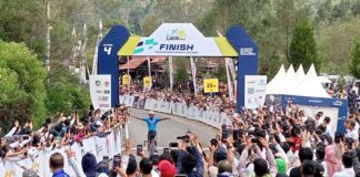 Juara Tour de Banyuwangi Ijen dari Terengganu Cycling Team Malaysia tiba di finish pada etape terakhir, Kamis (25/7/2024). (Foto/udi)