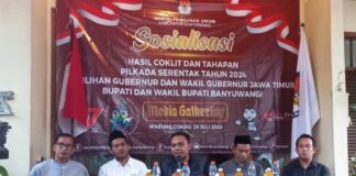 Ketua KPU Banyuwangi Dian Purnawan memberikan sosialisasi tahapan pilkada pada kalangan media, Jumat (26/7/2024). (Foto/udi)