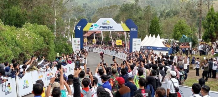 Meriahnya pengunjung balap sepeda TdBI yang berdampak pada ekonomi pelaku UMKM di Banyuwangi. (Foto/dok)