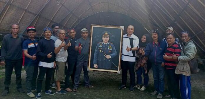 Komunitas pelukis Banyuwangi memberi kado lukisan ke Kapolresta Banyuwangi, Kombes Pol. Nanang Haryono, Sabtu (27/7/2024). (Foto/udi)