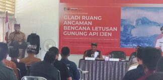 Sekda Banyuwangi Mujiono membuka geladi penanganan ancaman bencana letusan Gunung Ijen, Senin (29/4/2024). (Foto/udi)