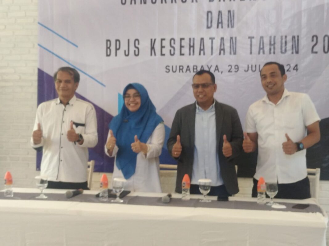 Kepala Urusan Pelayanan dan Administrasi Satintelkam Polrestabes Surabaya Aiptu Kusbiantoro Seputro (kiri), Kepala BPJS Kesehatan Cabang Surabaya Hernina Agustin Arifin (berhijab), Ketua BPJS Watch Jatim Arif Supriyono (tengah), Kepala Bagian Operasional Satintelkam Polres Pelabuhan Tanjung Perak Noky Widhiantoro (paling kanan). (foto/bw)