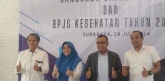 Kepala Urusan Pelayanan dan Administrasi Satintelkam Polrestabes Surabaya Aiptu Kusbiantoro Seputro (kiri), Kepala BPJS Kesehatan Cabang Surabaya Hernina Agustin Arifin (berhijab), Ketua BPJS Watch Jatim Arif Supriyono (tengah), Kepala Bagian Operasional Satintelkam Polres Pelabuhan Tanjung Perak Noky Widhiantoro (paling kanan). (foto/bw)