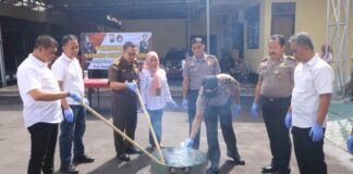 Polresta Banyuwangi memusnahkan barang bukti sabu disaksikan petugas Kejaksaan, Rabu (31/7/2024). (Foto/Humas Polresta Banyuwangi)