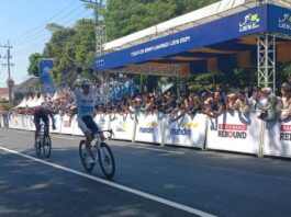 Pembalap asal Australia, Ryan Cavanagh menjuarai etape pertama ajang balap sepeda Tour de Banyuwangi Ijen 2024, Senin (22/7/2024) siang. (Foto/udi)