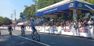 Pembalap asal Australia, Ryan Cavanagh menjuarai etape pertama ajang balap sepeda Tour de Banyuwangi Ijen 2024, Senin (22/7/2024) siang. (Foto/udi)
