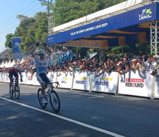 Pembalap asal Australia, Ryan Cavanagh menjuarai etape pertama ajang balap sepeda Tour de Banyuwangi Ijen 2024, Senin (22/7/2024) siang. (Foto/udi)