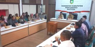 Warga Desa Pakel yang tinggal di areal perkebunan mengadu ke Pemkab Banyuwangi terkait ancaman teror, Selasa (30/7/2024). (Foto/udi)