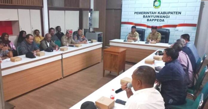 warga pakel Warga Desa Pakel yang tinggal di areal perkebunan mengadu ke Pemkab Banyuwangi terkait ancaman teror, Selasa (30/7/2024). (Foto/udi)